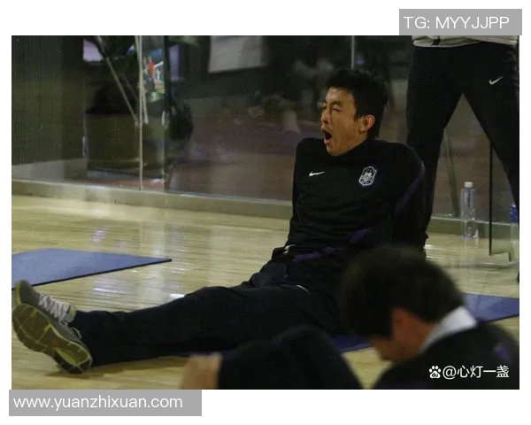 足球明星因场上失误遭教练严厉罚款引发球迷热议与媒体关注